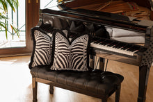 Carica l&#39;immagine nel visualizzatore di Gallery, Cuscino zebrato Cuscino con stampa animalier in lino bianco e nero con frange nere Cuscino rustico
