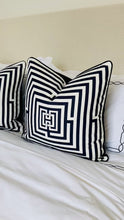 Laden und Abspielen von Videos im Galerie-Viewer, Geometrisches Schwarz-Weiß-Labyrinth Monochromer Samt Chevron Zick-Zack-Kissenbezug Pillow Plain No Crystals
