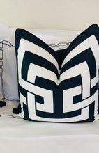 Charger et lire la vidéo dans la visionneuse de la Galerie, Géométrique noir et blanc labyrinthe Monochrome velours Chevron zigzag housse de coussin oreiller uni sans cristaux
