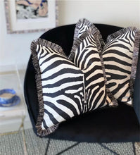Załaduj obraz do przeglądarki galerii, Poduszka Zebra Wzór Motyw Zwierzęcy Czarno-Biała Monochromatyczna Poszewka na Poduszke Czarno-Białe Frędzle
