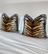 Charger l&#39;image dans la galerie, Zebra Animal Print Black and White Monochrome Cushion Cover Pillow Black and White Fringe Plain No Crystals
