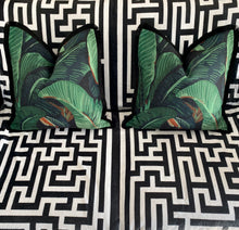 Carica l&#39;immagine nel visualizzatore di Gallery, Cuscino foglia di banana Verde scuro nero tropicale stampa cuscino cuscino cuscino frangia nera
